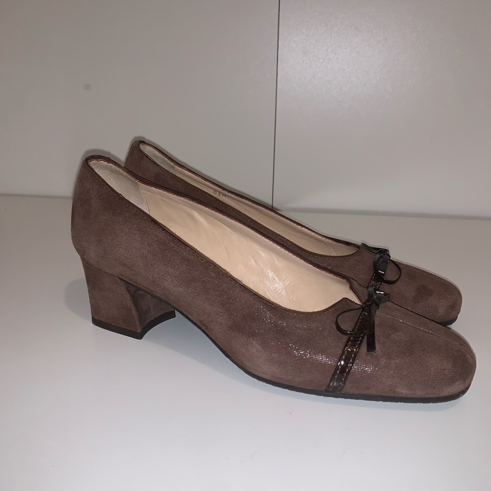 Amalfi by Rangoni brown suede pumps with bow accent
